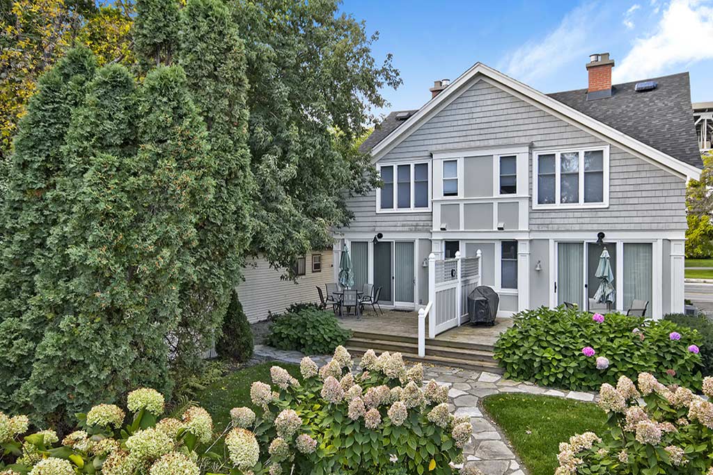 Beach_House_934_Lakeshore_Suite2_1 Burlington Furnished Rentals